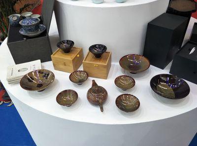 吉(ji)州(zhou)窯(yao)產(chan)品(pin)亮相2019中國(guo)旅(lv)遊(you)產(chan)業(ye)博覽會，彰顯(xian)廬陵文化(hua)魅(mei)力(li)